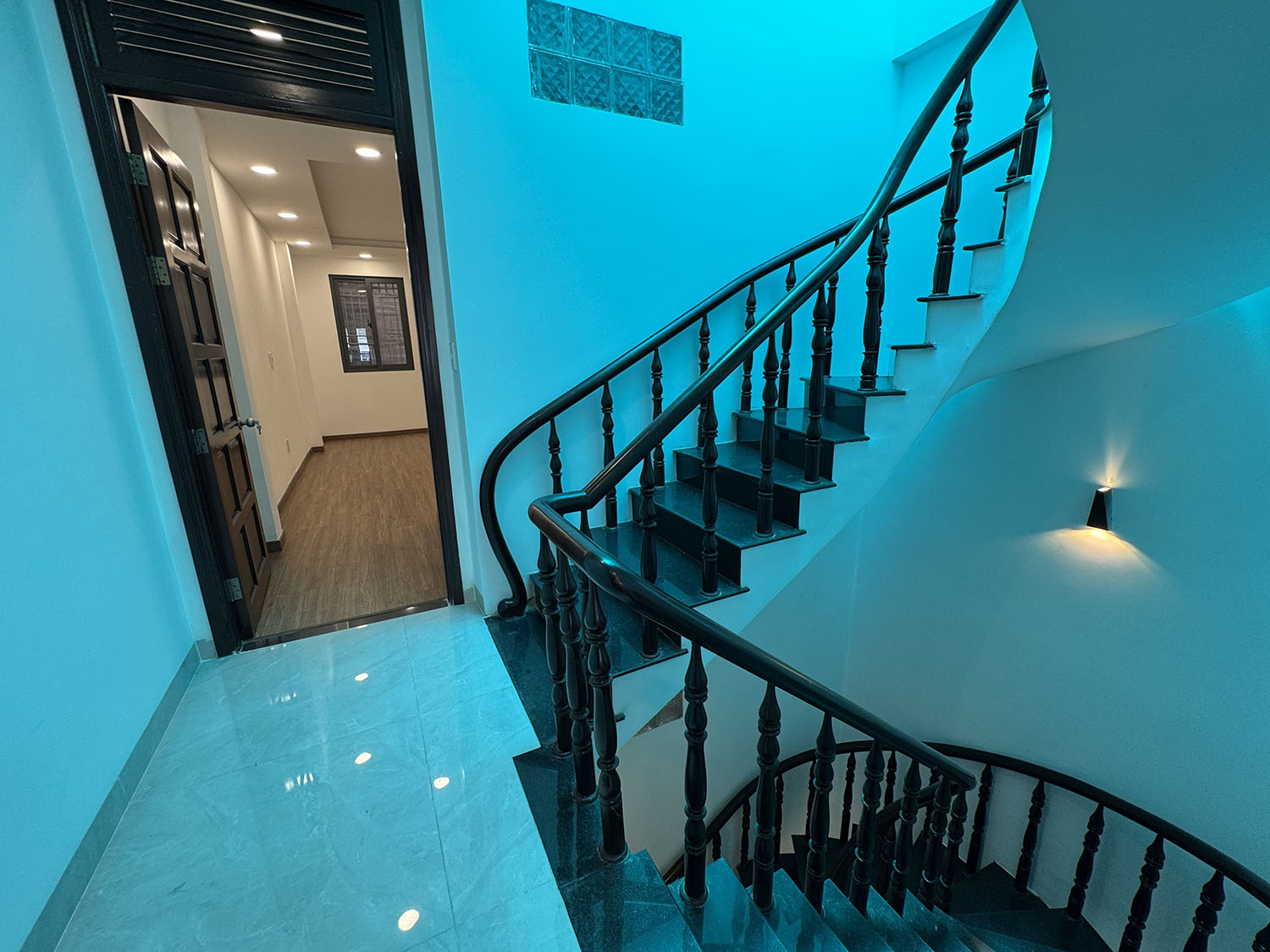 Nhà phố 3lầu (4,05m x 22,5m) có sân đổ ôtô, thiết bị ccấp khu kdoanh Nguyễn Thượng Hiền gần BOTANIC